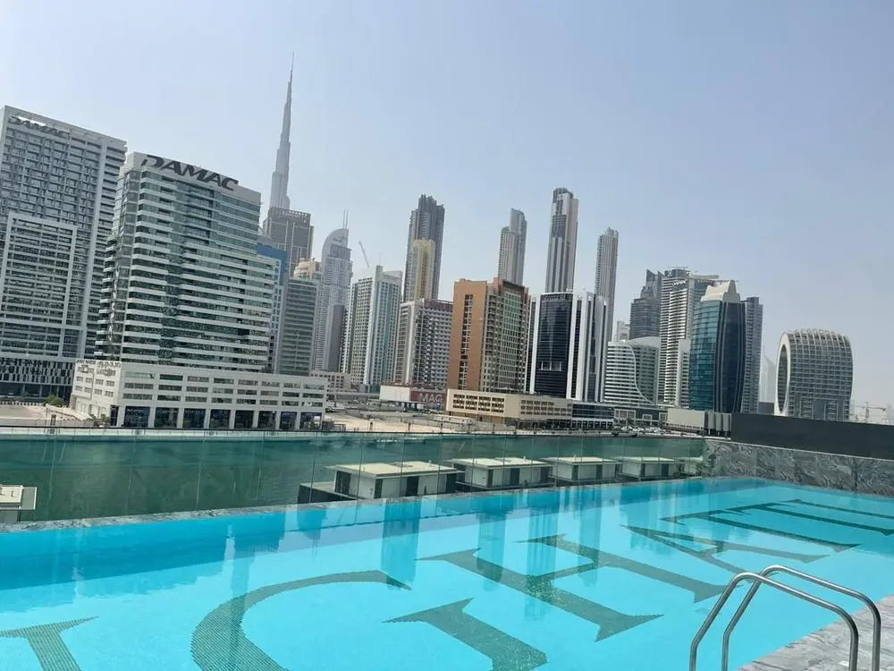 Piscine à débordement face au Burj Khalifa, Binghatti Canal